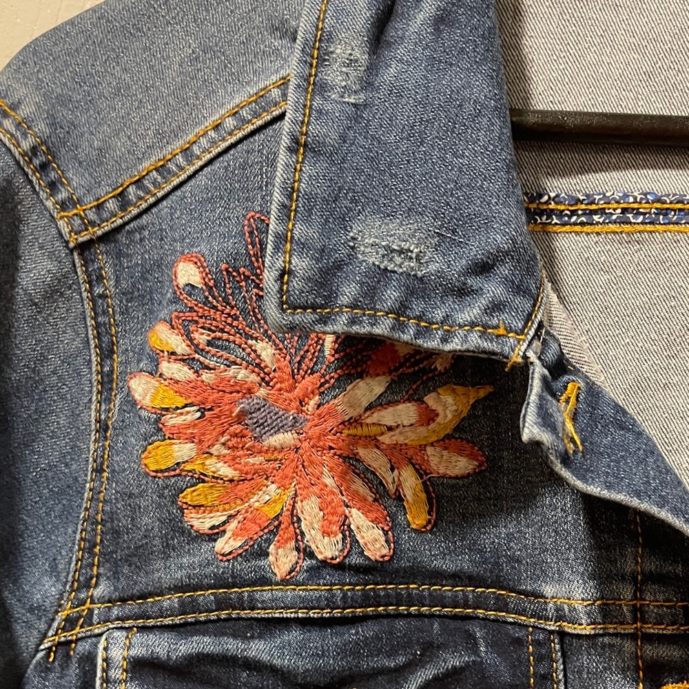 Max Jeans Blue Distressed Stretchy Denim Jacket with Floral Embroidery - Picture 6 of 13